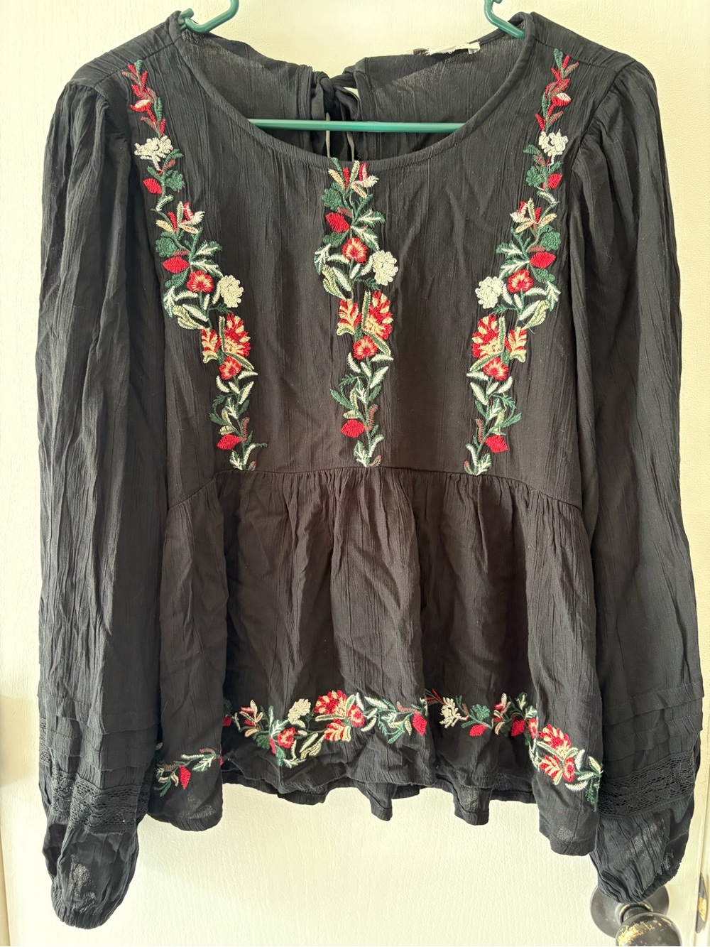 American Eagle Peasant Floral Embroidered Blouse embroidered EUC Size S